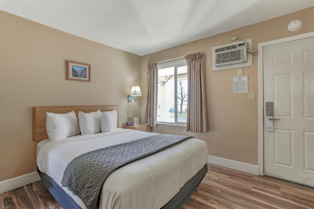 Shasta Pines Motel & Suites Burney Kültér fotó