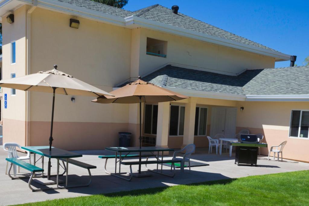 Shasta Pines Motel & Suites Burney Kültér fotó