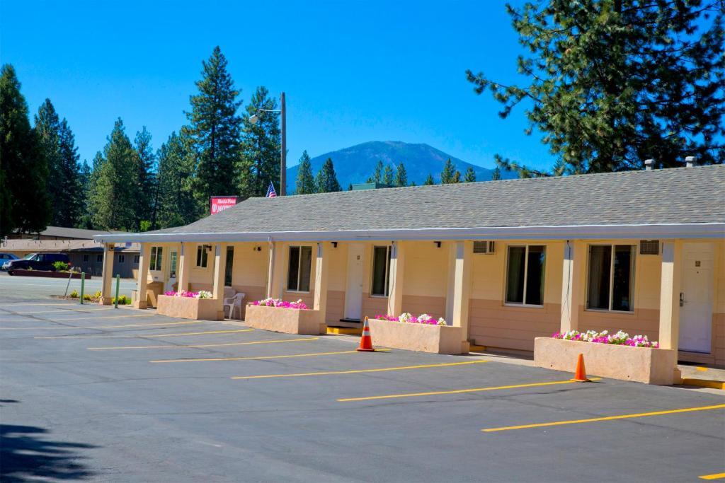 Shasta Pines Motel & Suites Burney Kültér fotó
